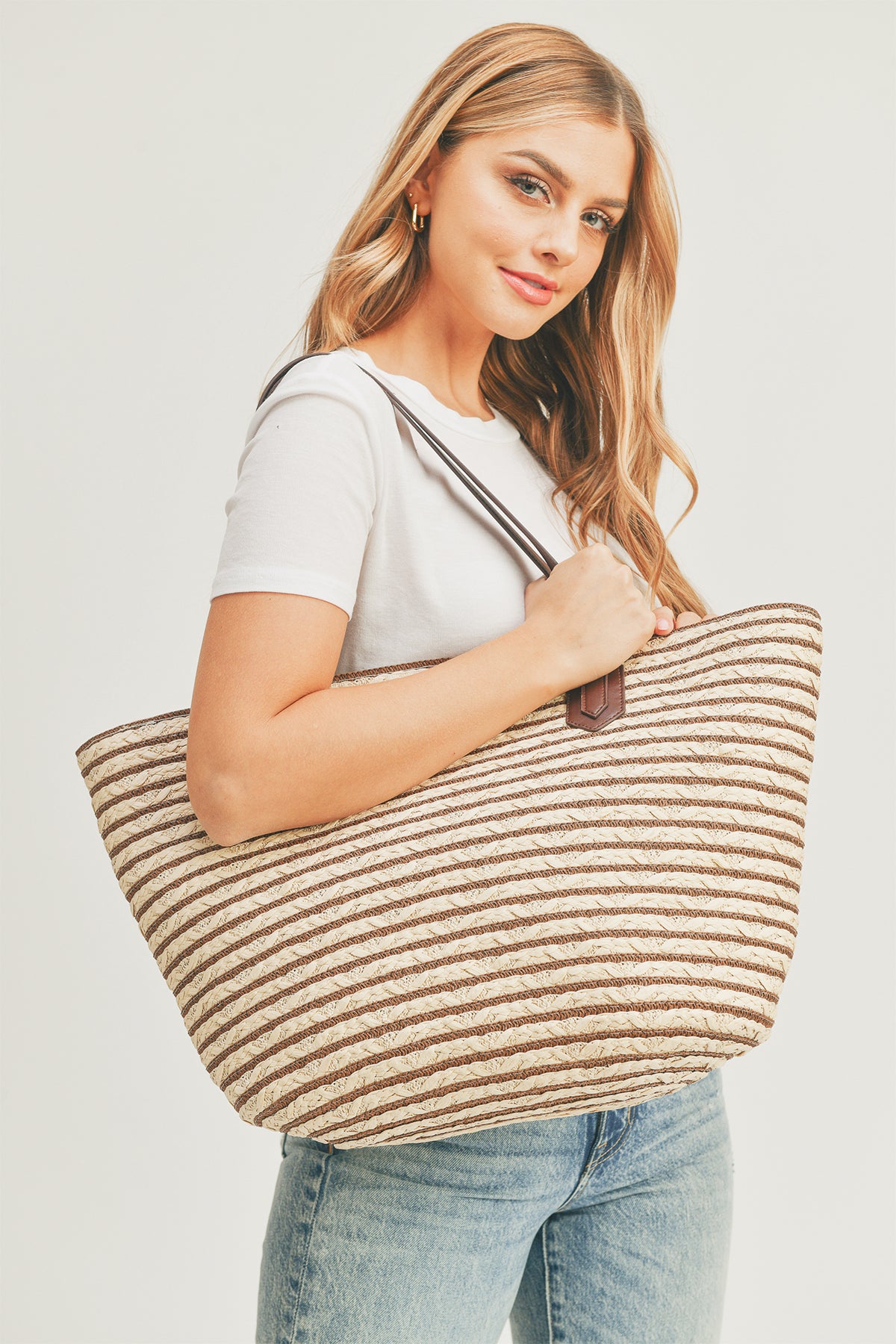 STRIPED STRAW TOTE BAG WITH ZIPPER CLOSURE AND INSIDED POCKET
