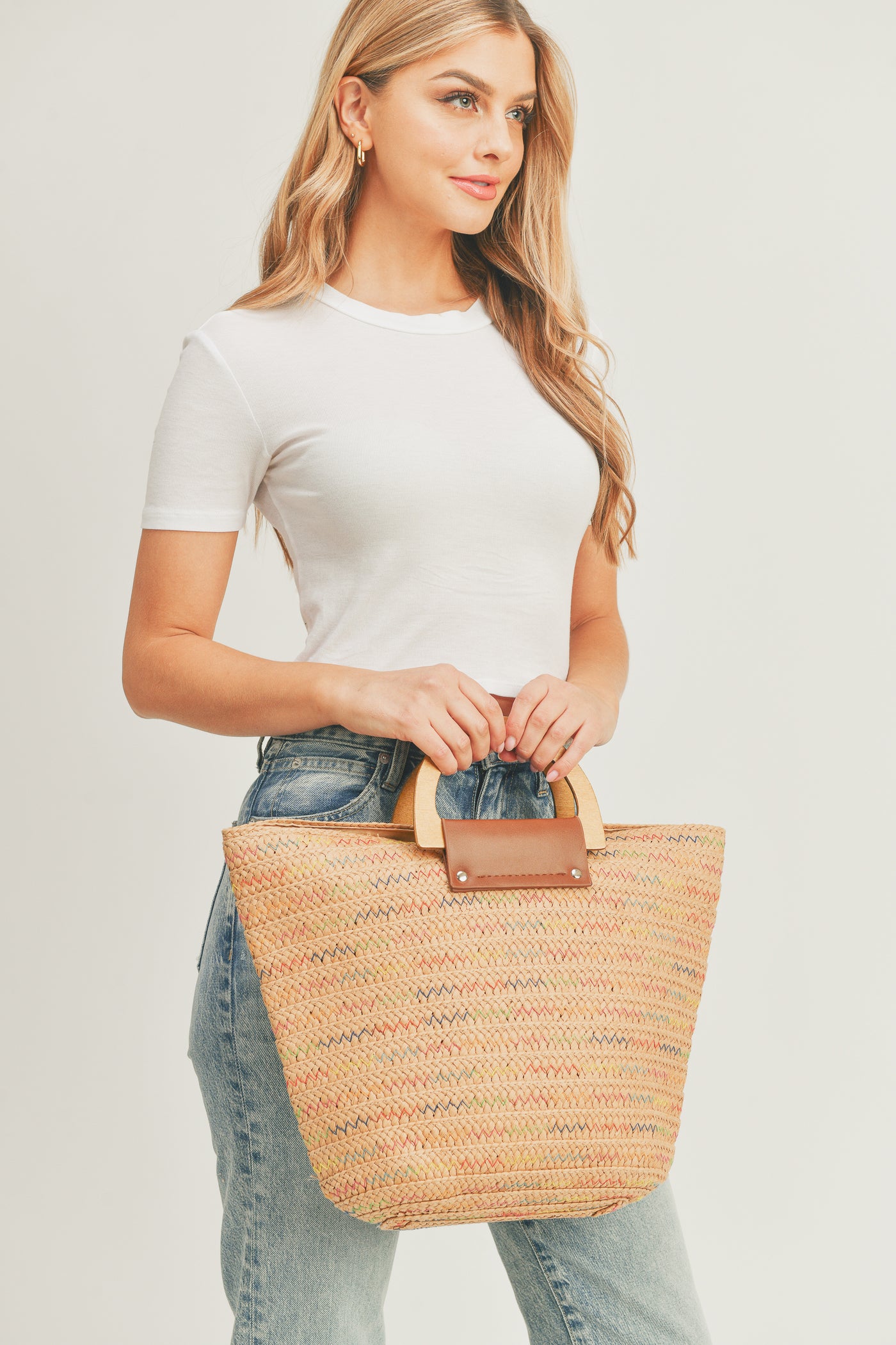 STRAW TOTE BAG WITH WOODEN HANDLE