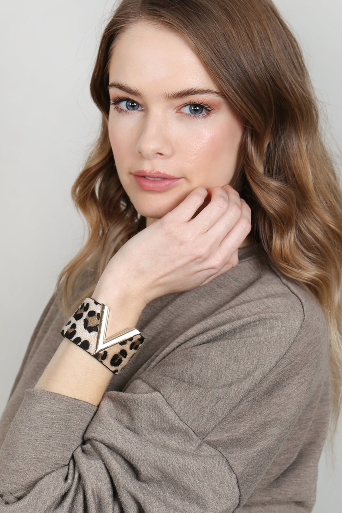 V LEOPARD PRINTED LEATHER BRACELET