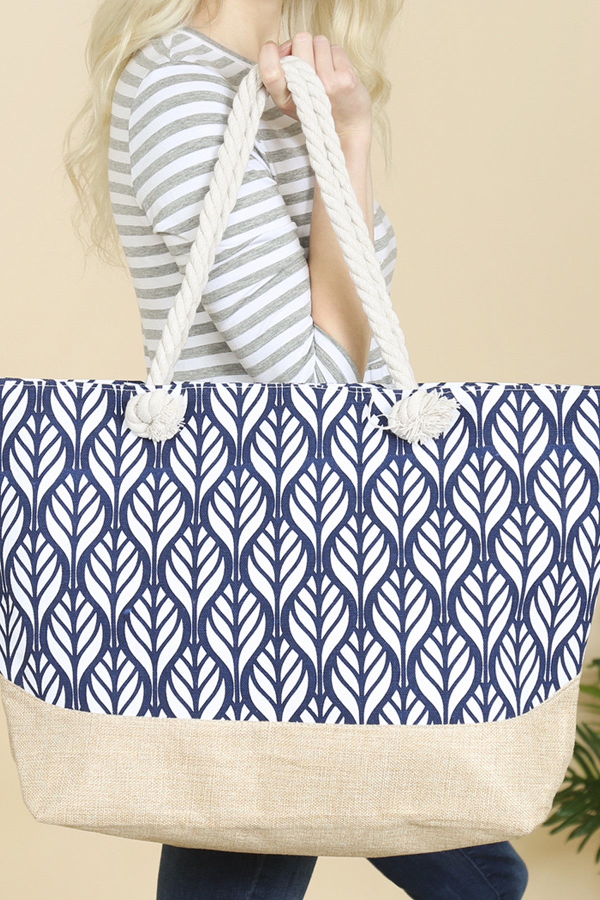 LEAF SYMMETRY PATTERN TOTE BAG