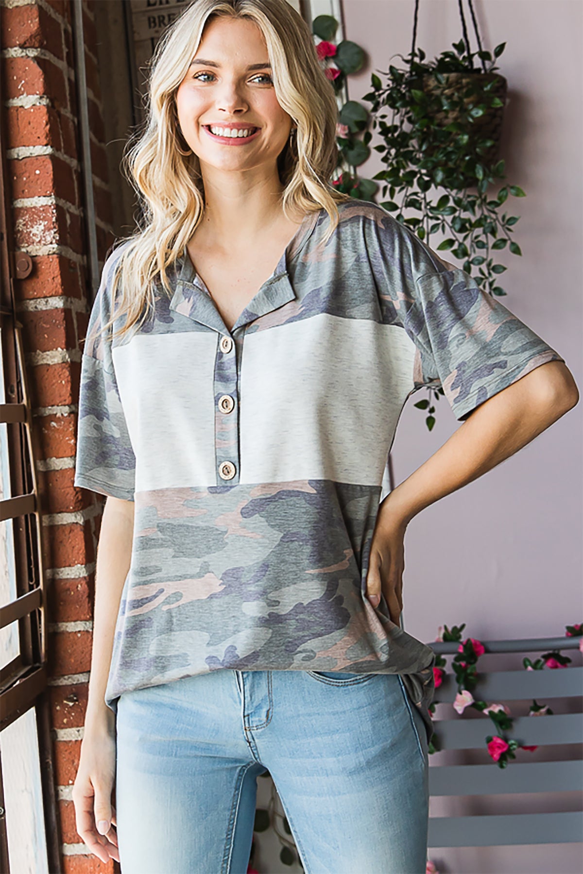 CAMO SPLIT ROUND NECK DOLPHIN HEM TOP- OLIVE MULTI/OATMEAL 2-2-2