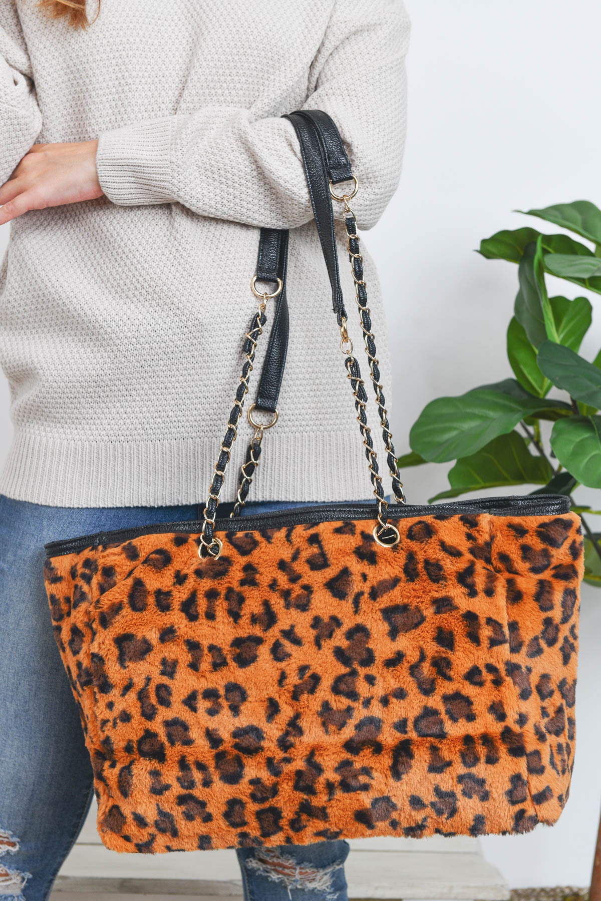 LEOPARD FAUX FUR W/ ADJUSTABLE HANDLE TOTE BAG