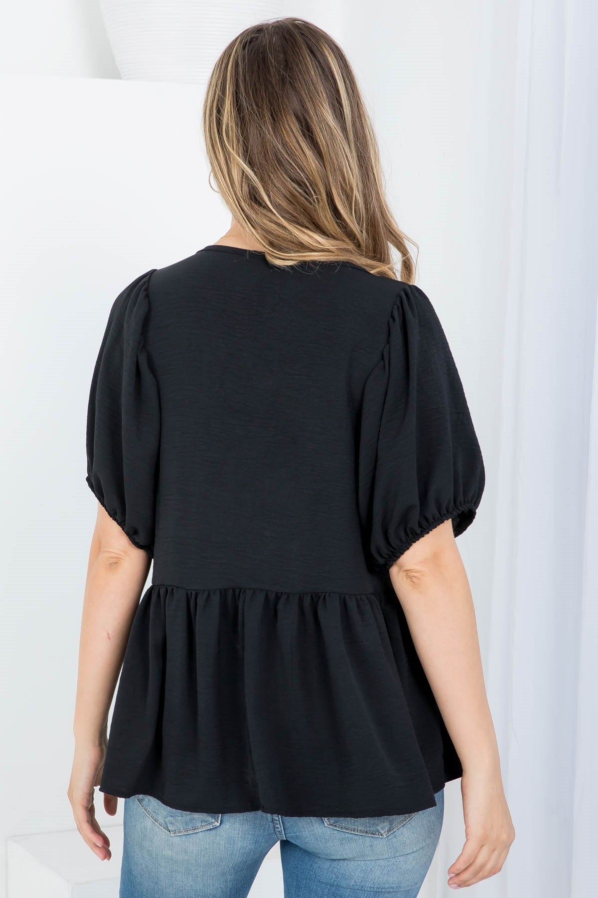 BLACK V-NECKLINE PUFFY SLEEVE RUFFLE TOP