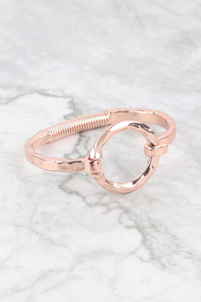 HAMMERED ROUND SHAPE BANGLE BRACELET W/ SPRING HINDGE