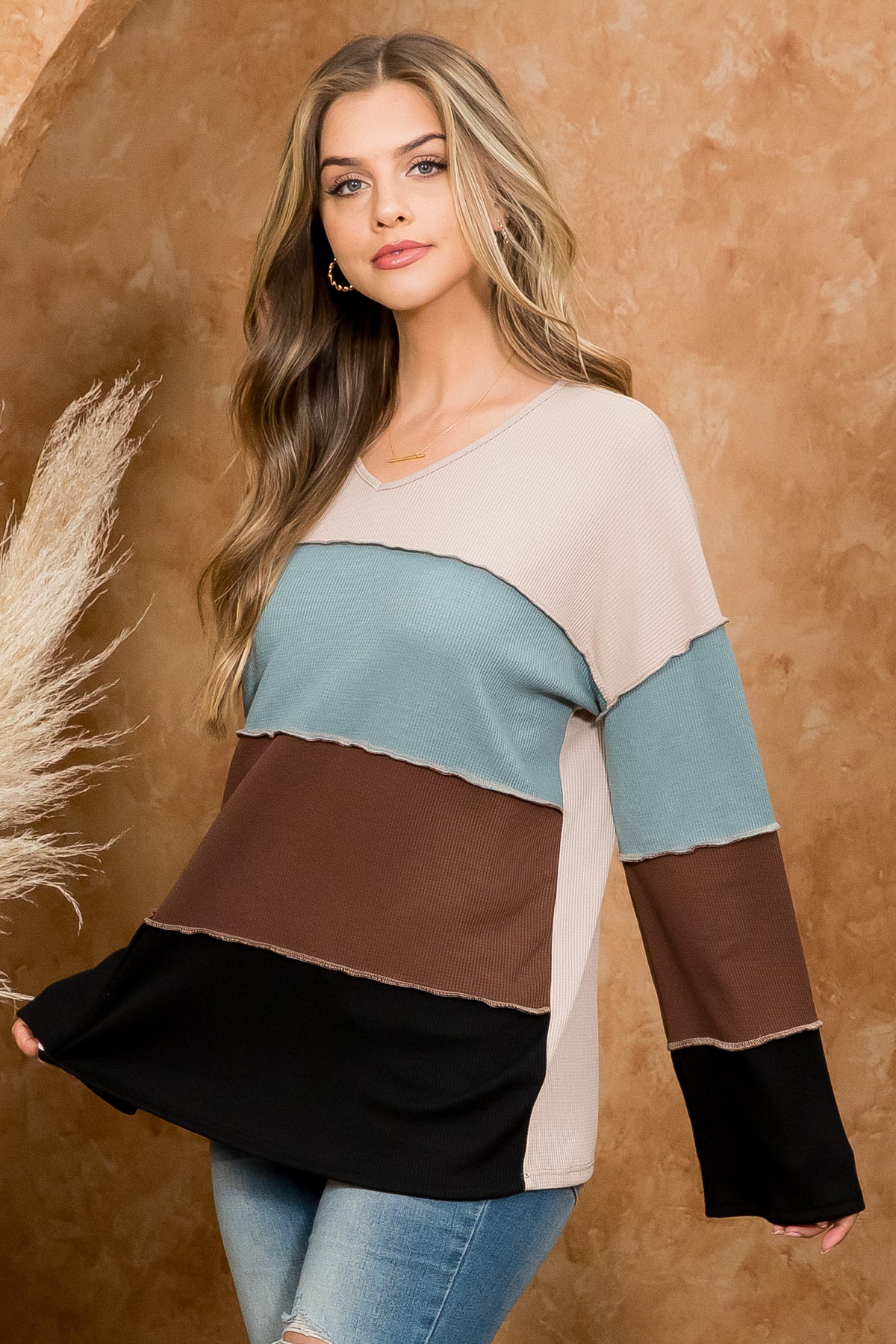THERMAL V-NECK OUTSEAM OVERLOCK COLOR BLOCK TOP- SAND-STORMY SEA-CHOCOLATE-BLACK 1-4-1-0